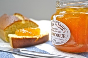 Bizcocho con mermelada, cake with apricot preserves