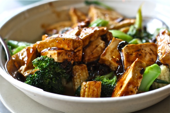 A lunch of broccoli, tofu and noodles