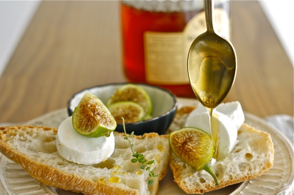 pan, higos y queso de cabra. Bread, figs, and fresh goat cheese